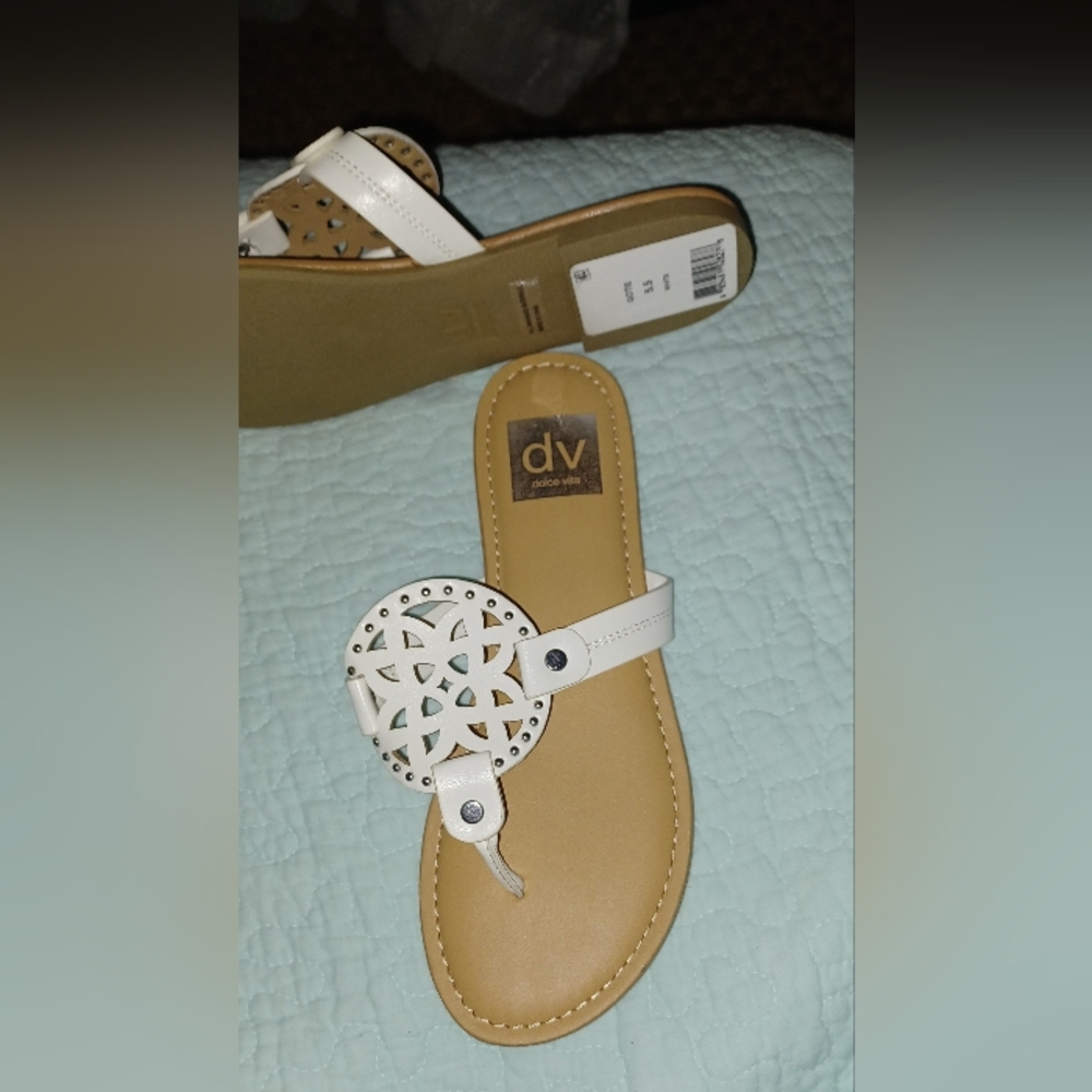 New dv Dolce Vita Sandals - Picture 2 of 6
